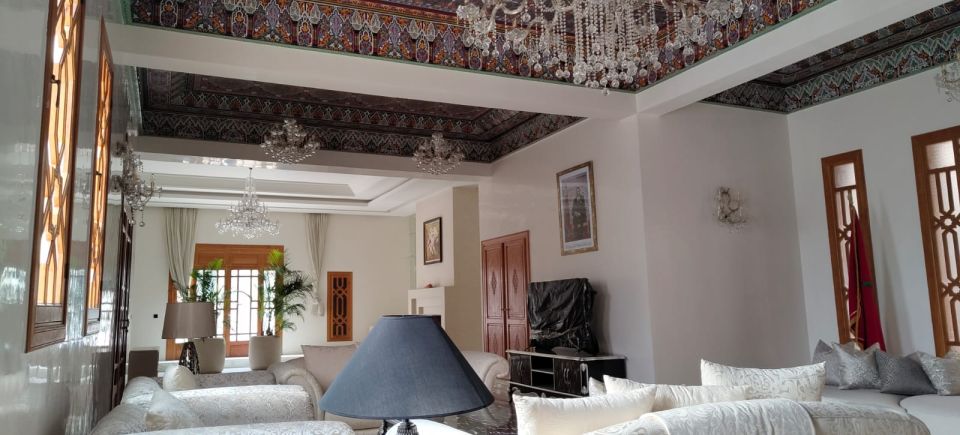 Salon marocain — Plafond en bois peint & lustres cristal