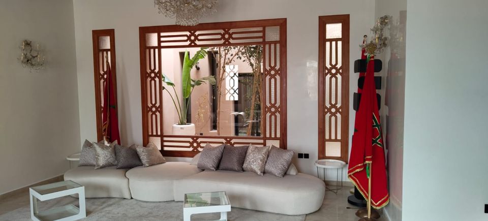 Salon sur patio — Moucharabieh en bois & canapé arrondi